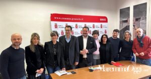 La presentazione di 100 canti, da sinistra Luca Giannini, Francesca Peri, Anna Bonelli, Carlo Vellutini, Luca Agresti, Enrica Maria Paoletti, Angela Amante, Francesco Rainero, Chiara Damiani, Franco Pal