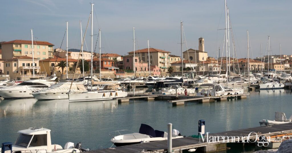 Una veduta del porto e di San Vincenzo