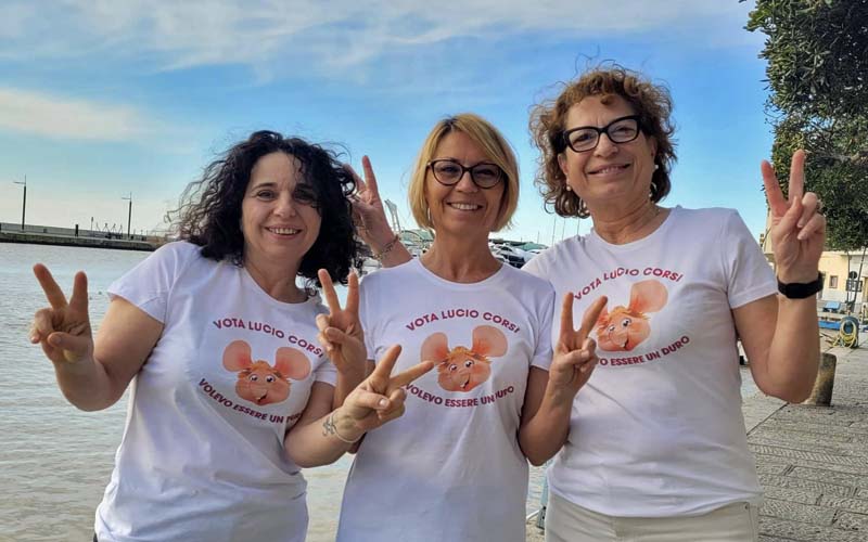 La sindaca di Castiglione della Pescaia, Elena Nappi e le assessore Sandra Mucciarini e Susanna Lorenzini con la maglietta speciale per Lucio