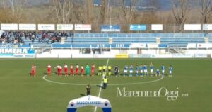 Le due squadre schierate a centrocampo all'inizio della gara a San Giovanni Valdarno