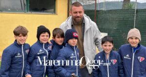 Daniele De Rossi circondato dai bambini del FolGav allo stadio Romeo Malservisi - Mario Matteini