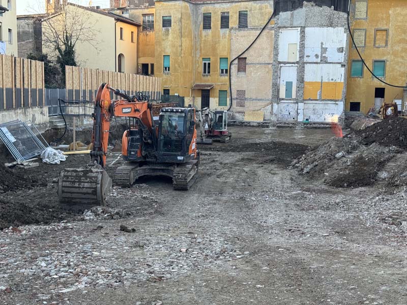 Un'altra immagine del cantiere in via Saffi