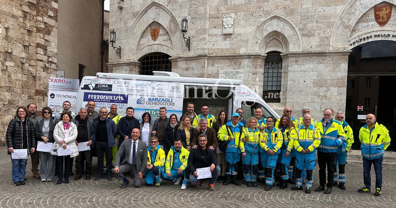 la foto delle clinica mobile con il personale della misericordia e gli sponsor 