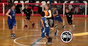 Una partita di minibasket e il logo del Basket San Vincenzo