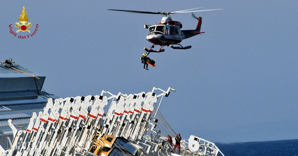 L'elicottero dei vigili del fuoco sopra alla Costa Concordia