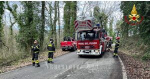 L'intervento dei vigili del fuoco sulla provinciale a Boccheggiano