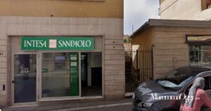 una foto della banca intesa San Paolo di scansano