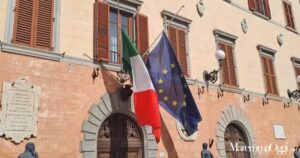 Le bandiere a mezz'asta sul municipio di Orbetello