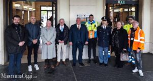Il defibrillatore donato dalla Misericordia e installato alla stazione di Grosseto