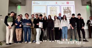 La III A della Vico con il presidente del consiglio comunale Fausto Turbanti alla Festa della Toscana alla sala Eden