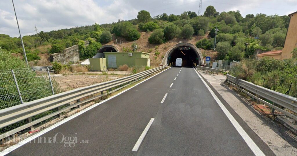 Il tratto dell'Aurelia con le gallerie, fra Follonica Est e Follonica Nord