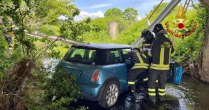 L'auto finita nel canale dopo l'incidente