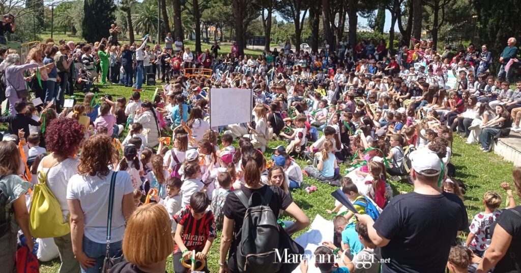 I piccoli studenti nei giardini di via Bulgaria per la mini marcia della pace