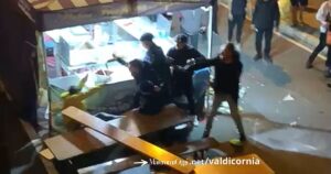 Un altro frame da un video della rissa di sabato notte a Piombino